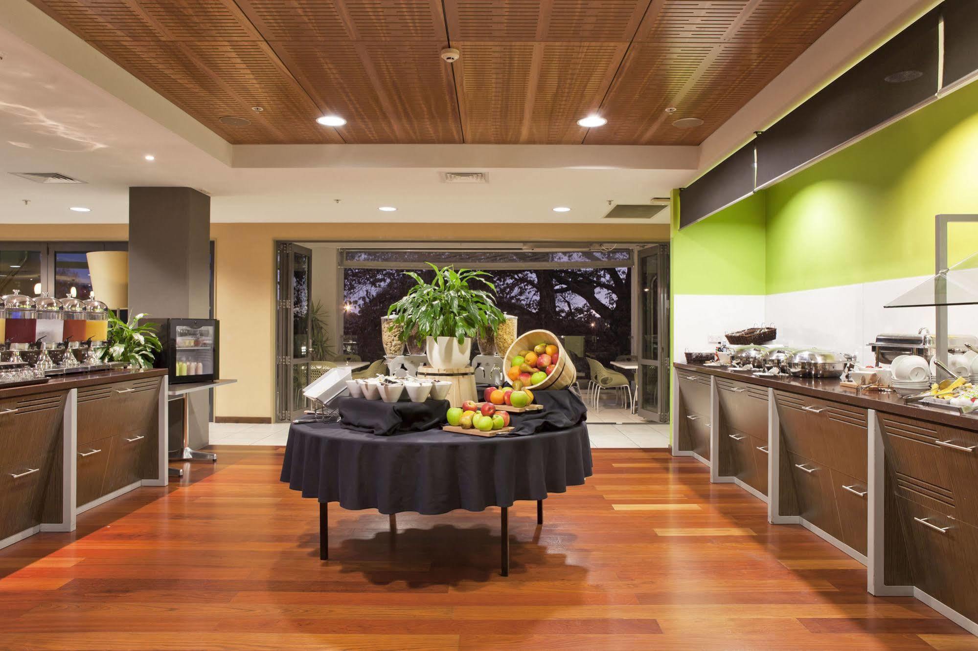 Ibis Hamilton Tainui Hotel Bagian luar foto